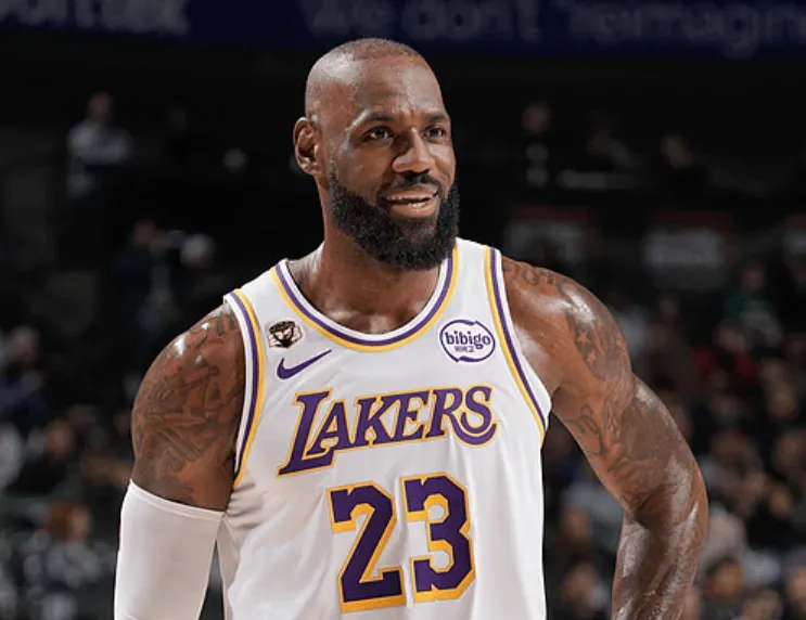 乐鱼app-前湖人球员谈詹姆斯罚球少：不能因他更高更壮就不吹